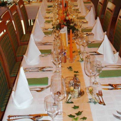 Festsaal_hoch_Tafel_Efeu