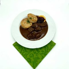 Maibockragout-mit-Serviettenknödel-und-Preiselbeeren